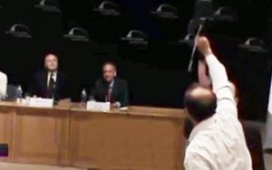 بالفيديو.. محاولة ضرب أبو الغيط بـ«حذاء» وأبو الغيط يحاول الرد أيضاً