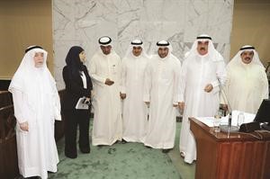 عدد من الاعضاء خلال الجلسة قاسم باشا
