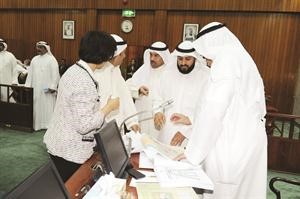 موليد الجاسم يستعرض المخططات لعدد من الاعضاء
