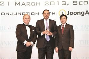 خالد المطوع يتسلم الجائزة بالنيابة عن بنك الخليج من ايجن بانكر ﻿
