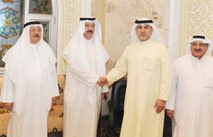 محميد القطان يتلقى التهنئة من عبدالله التميمي﻿