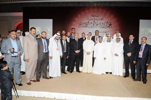 دنايف الحجرف وجميل الصانع وعدد من قيادات التربية مع اللجنة المنظمة وعدد من معلمي مدارس الصانع﻿