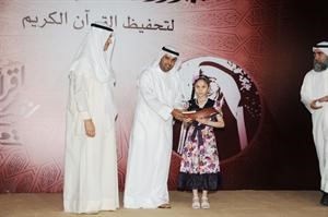 احدى الفائزات تتسلم تكريمها من دنايف الحجرف بحضور جميل الصانع﻿