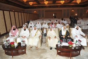 العم يوسف الحجي وم طارق العيسى يتقدمان كبار الحضور﻿