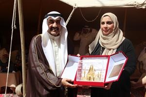 جاسم الخرافي يتلقى درعا تكريمية﻿