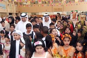 جاسم الخرافي والشيخ دعيج الخليفة بين التلاميذ المشاركين في الحفل﻿