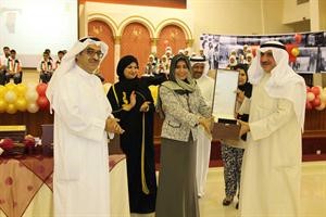 يسرى العمر وعادل الراشد يكرمان احد الحضور﻿
