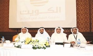 العربيد متوسطا المشاركين في الندوة ﻿