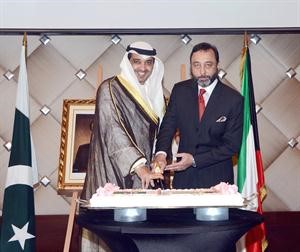 الشيخ محمد العبدالله يشارك السفير الباكستاني في قطع كيكة الاحتفال﻿
