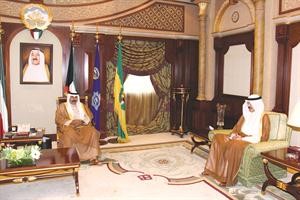 سمو ولي العهد الشيخ نواف الاحمد خلال لقائه الشيخ محمد الخالد﻿