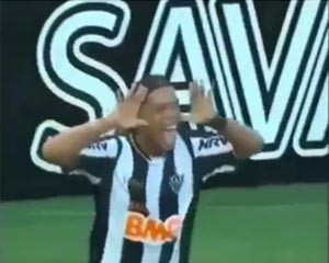بالفيديو.. اسلوب احتفال غريب من رونالدينيو بعد إحرازه هدفاً