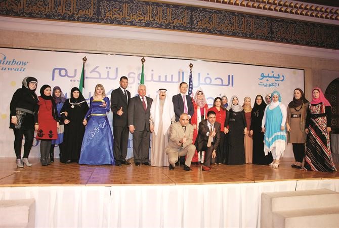 لقطة تذكارية لادارة الشركة مع المكرمين
