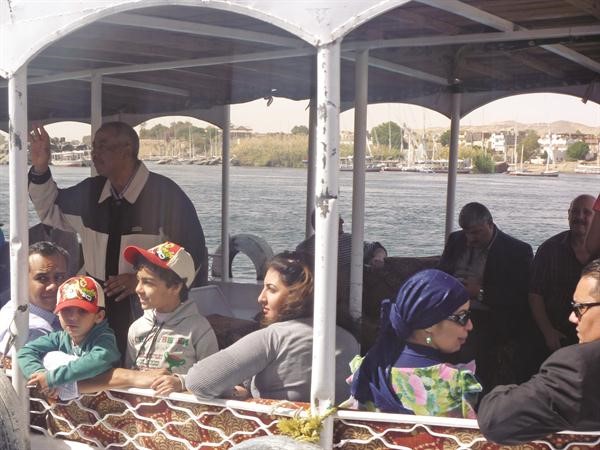 رحلة في عبارة عبر نيل اسوان