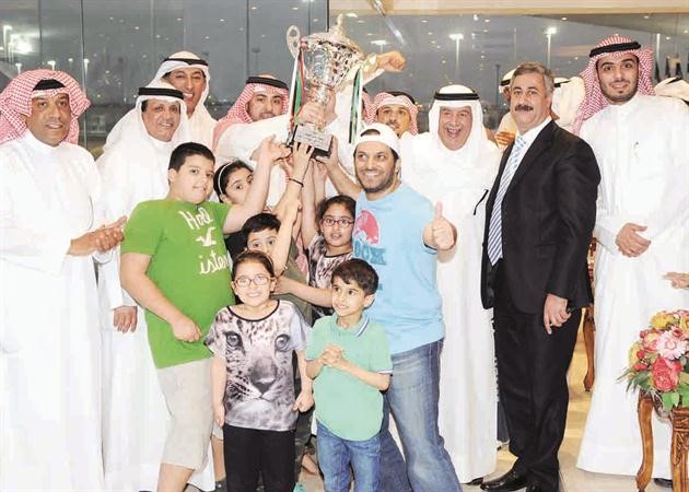 الشيخ علي الحمود يسلم عميد اسطبل العرين كاس دربي الكويت﻿