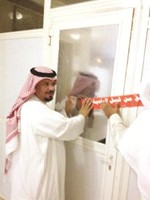 مشعل ابا الصافي خلال اغلاق المطعم المخالف
