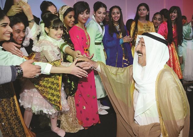صاحب السمو الامير مصافحا الطالبات المشاركات في الاوبريت﻿