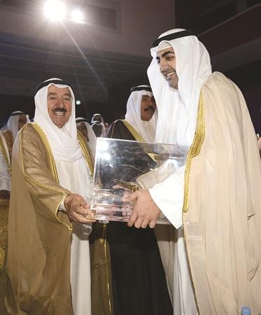 صاحب السمو الامير يتسلم هدية تذكارية من الشيخ خليفة العلي﻿