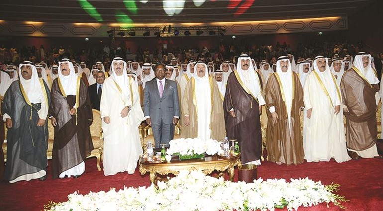 صاحب السمو الامير الشيخ صباح الاحمد وسمو ولي العهد الشيخ نواف الاحمد وعلي الراشد وجاسم الخرافي والشيخ جابر العبدالله والشيخ فيصل السعود وسمو رئيس الوزراء الشيخ جابر المبارك والشيخ مشعل الاحمد ورئيس المالديف خلال الحفل﻿