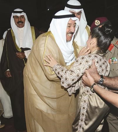 صاحب السمو الامير مصافحا احدى الزهرات﻿