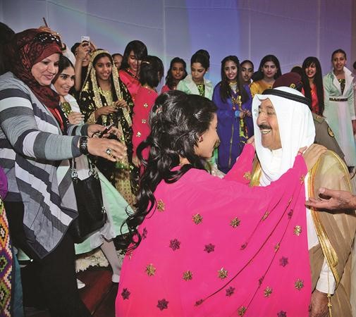 صاحب السمو الامير مرحبا باحدى الطالبات المشاركات في الاوبريت﻿