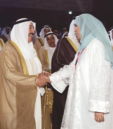 صاحب السمو الامير مصافحا منى اللوغاني﻿