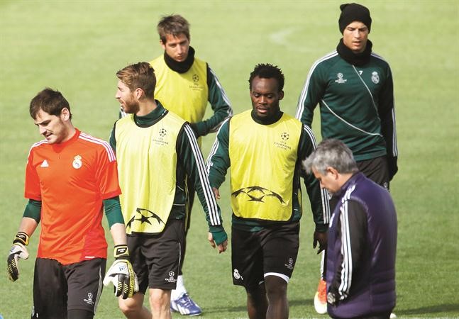 مدرب ريال مدريد مورينيو في التدريب الاخير مع رونالدو وايسيان وراموس والحارس البديل كاسياس افپ