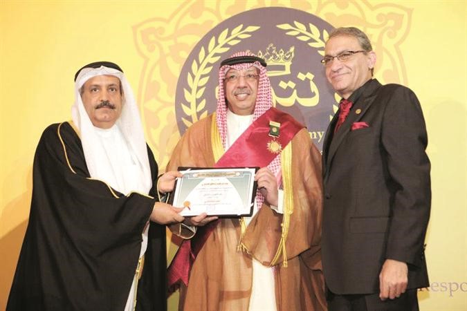 بيار مكرزل والشيخ محمد الجراح يتسلم الشهادة من عدنان يوسف ﻿
