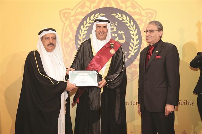 الياقوت متسلما الجائزة ﻿