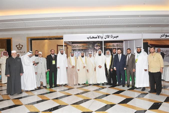 العم يوسف الحجي وعدد من المشاركين في الملتقي امام جناح الامانة العامة للاوقاف بالمعرض المصاحب متين غوزال