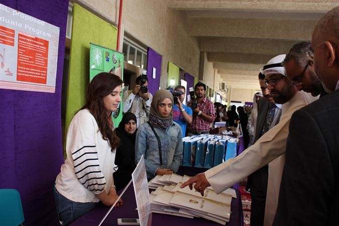 دقاسم صالح ودطارق الشطي خلال جولة على المعرض﻿