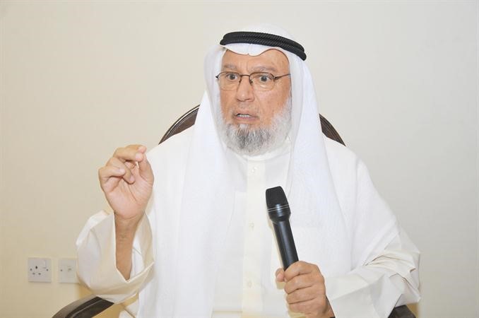 احمد باقر متحدثا خلال الندوة
