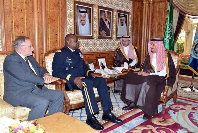 صاحب السمو الملكي الامير سلمان بن عبدالعزيز ال سعود ولي العهد نائب رئيس مجلس الوزراء وزير الدفاع مستقبلا قائد القيادة المركزية الاميركيةجي اوستن في الرياض امس 				واس﻿