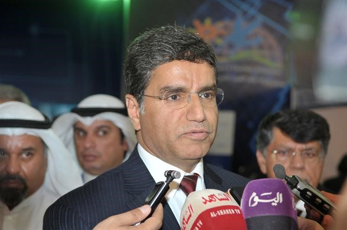 اسماعيل عبدالله متحدثا للصحافيين 