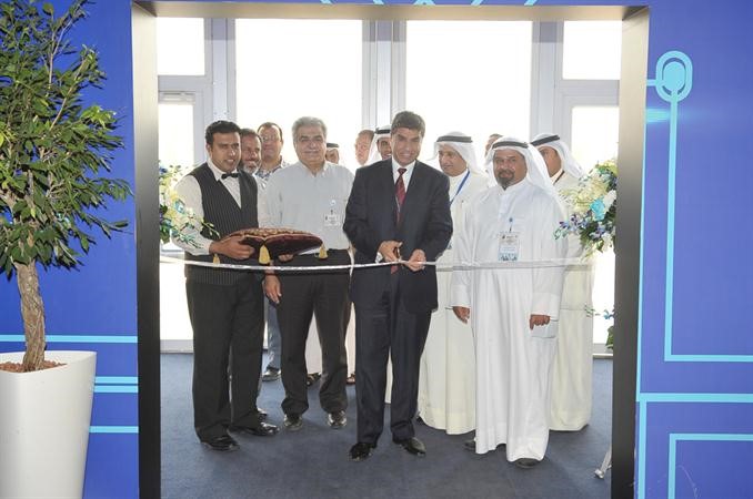 اسماعيل عبدالله مفتتحا معرض السياحة والسفر الثامن لشركة نفط الكويت اسامة ابوعطية 
