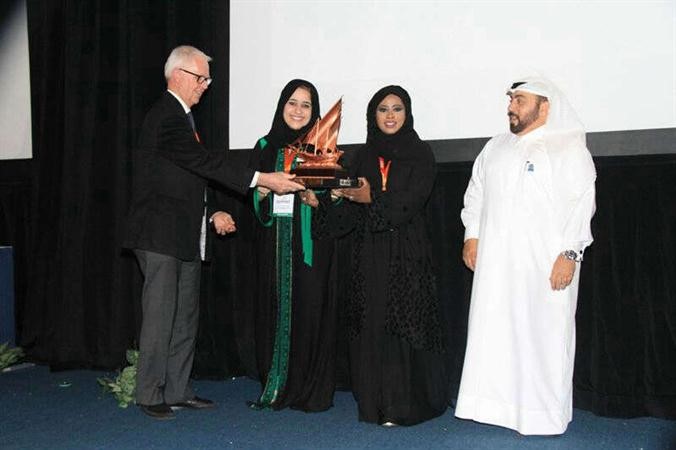 ثريا البدر ونور العجلان تتسلمان الجائزة الدولية لحصولهما على المركز الاول لافضل بحث علمي﻿