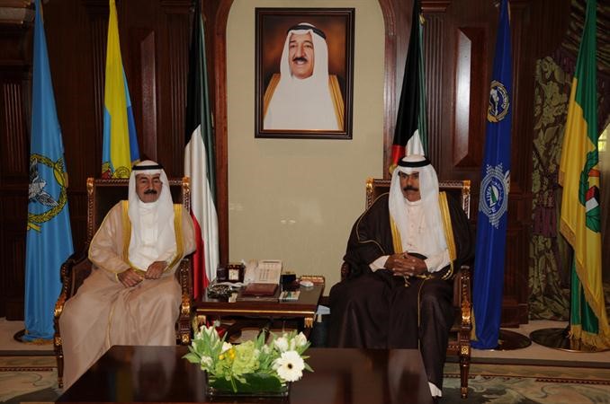 سمو ولي العهد الشيخ نواف الاحمد خلال لقائه سلطان بن حثلين﻿