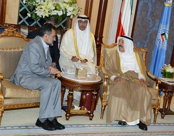 صاحب السمو الامير الشيخ صباح الاحمد خلال لقائه وزير الثقافة والارشاد الايراني
