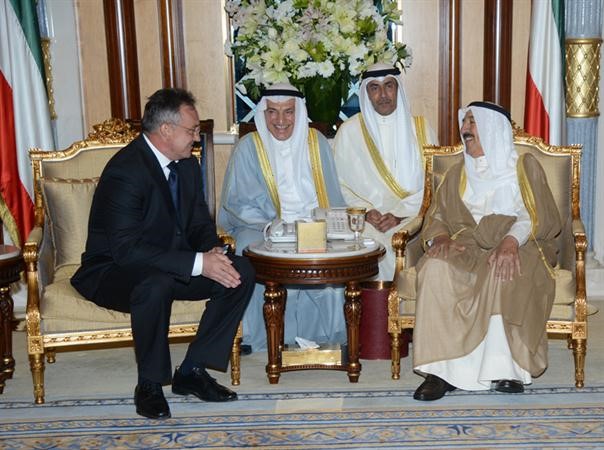 صاحب السمو الامير مستقبلا السفير الروسي

