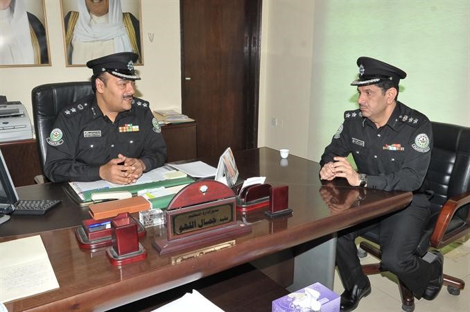 العقيد جمال اللهو ومساعده العقيد وائل الكندري في حديث جانبي