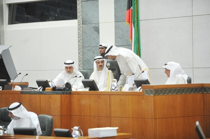 رئيس مجلس الامة علي الراشد تراس جلسة الامسويبدو على المنصة الشيخ محمد العبد الله وكامل العوضي واحمد لاري	 متين غوزال﻿