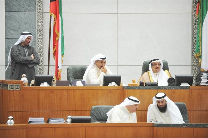 امين السر كامل العوضي مترئسا الجلسة وبجواره سعد الخنفور﻿