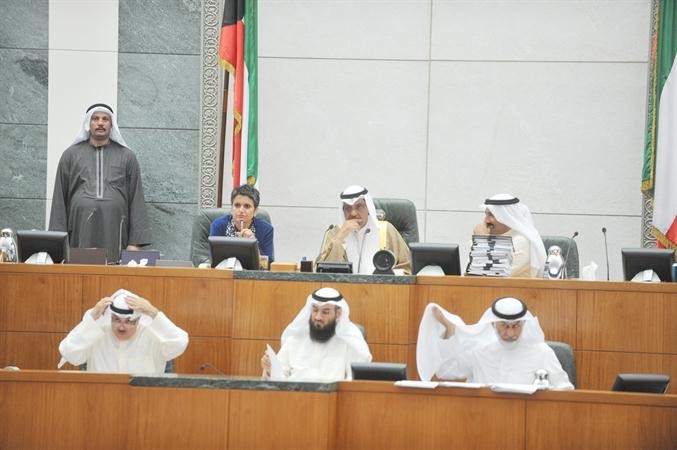 نائب الرئيس مبارك الخرينج مترئسا جزءا من الجلسة امس﻿