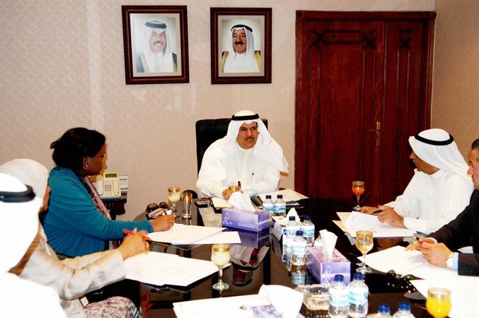 الشيخ سلمان الحمود مترئسا اجتماع لجنة التخطيط الثقافي والفني والادبي بالمجلس الوطني﻿