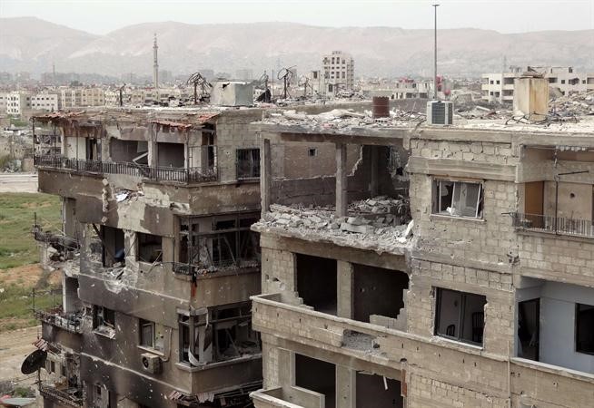 صورة وزعتها شبكة شام للدمار الذي لحق بمنطقة زملكا في ضاحية دمشق قبل يومين افپ
