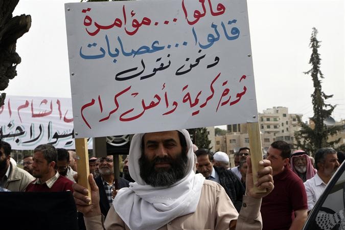 اردنيون منحزب التحرير الاسلامي يتظاهرون تضامنا مع اللاجئين السوريين واحتجاجا على دعوة بعض النواب لطرد السوريين رويترز