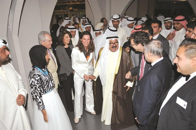 الشيخ ناصر صباح الاحمد في جولة في ارجاء المعرض مع كبار الشخصيات والحضور سعود سالم
