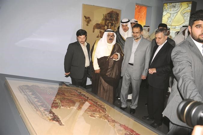 الشيخ ناصر صباح الاحمد يطلع مع الحضور على احد مقتنيات الدار