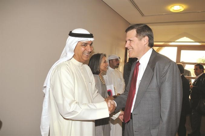 السفير الاميركي ماثيو تولر مصافحا م علي اليوحة