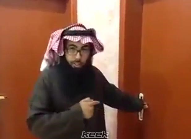 بالفيديو.. طريقة مبتكرة من «مطوع» لإيقاظ صديقه لصلاة الفجر