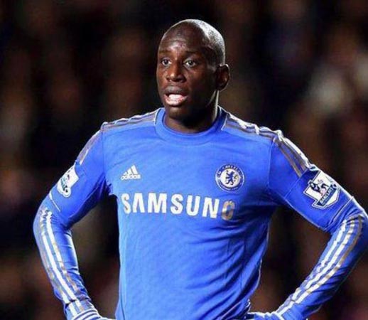 بالفيديو.. لاعب تشيلسي المسلم ديمبا با يرفض جائزة أفضل لاعب لأنها زجاجة شامبانيا